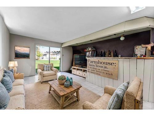 5060 49 Avenue, Stavely, AB - Indoor Photo Showing Living Room