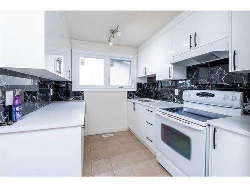 1027 Pinecliff Drive Ne, Calgary, AB - Indoor Photo Showing Kitchen