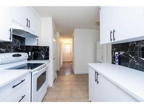 1027 Pinecliff Drive Ne, Calgary, AB - Indoor Photo Showing Kitchen