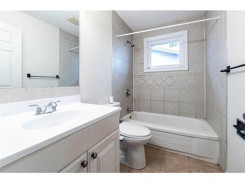 1027 Pinecliff Drive Ne, Calgary, AB - Indoor Photo Showing Bathroom