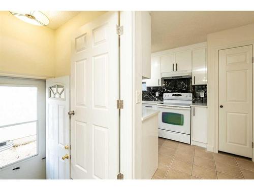 1027 Pinecliff Drive Ne, Calgary, AB - Indoor Photo Showing Kitchen