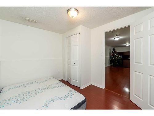 1027 Pinecliff Drive Ne, Calgary, AB - Indoor Photo Showing Bedroom