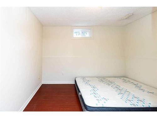 1027 Pinecliff Drive Ne, Calgary, AB - Indoor Photo Showing Bedroom