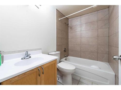 1027 Pinecliff Drive Ne, Calgary, AB - Indoor Photo Showing Bathroom