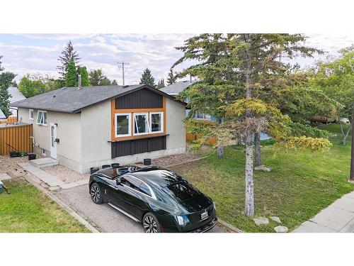 1027 Pinecliff Drive Ne, Calgary, AB - Outdoor