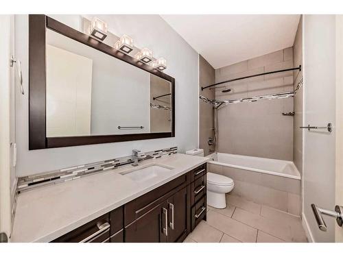 1716 32 Street Sw, Calgary, AB - Indoor Photo Showing Bathroom