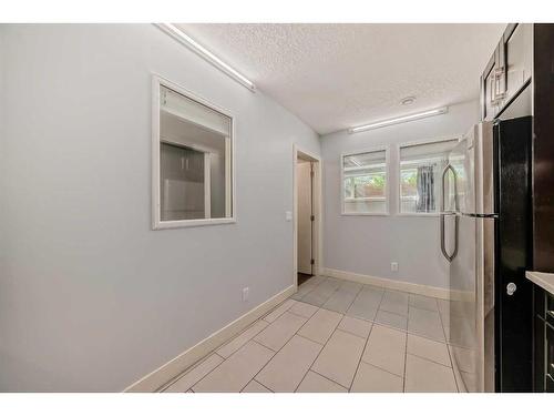 1716 32 Street Sw, Calgary, AB - Indoor Photo Showing Other Room