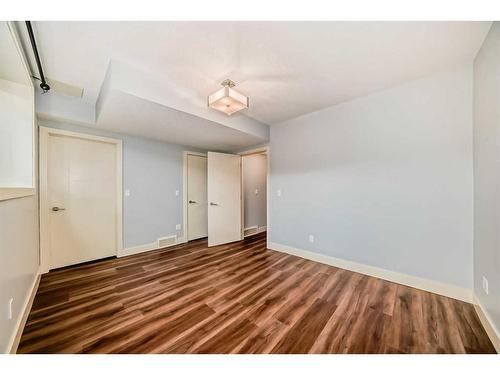 1716 32 Street Sw, Calgary, AB - Indoor Photo Showing Other Room