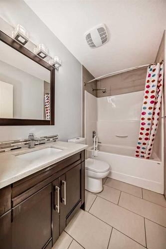 1716 32 Street Sw, Calgary, AB - Indoor Photo Showing Bathroom