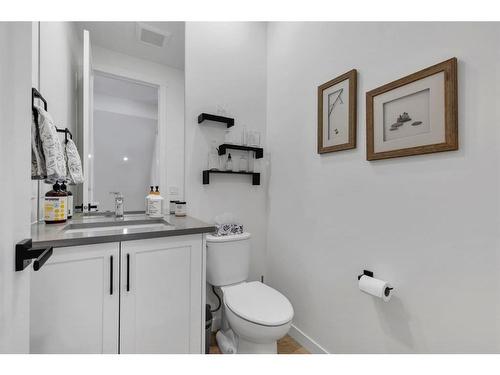 229 Greenbriar Common Nw, Calgary, AB - Indoor Photo Showing Bathroom