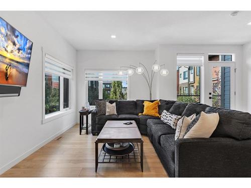 229 Greenbriar Common Nw, Calgary, AB - Indoor Photo Showing Living Room