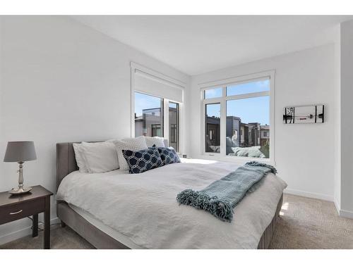 229 Greenbriar Common Nw, Calgary, AB - Indoor Photo Showing Bedroom