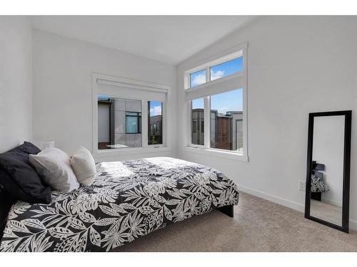 229 Greenbriar Common Nw, Calgary, AB - Indoor Photo Showing Bedroom