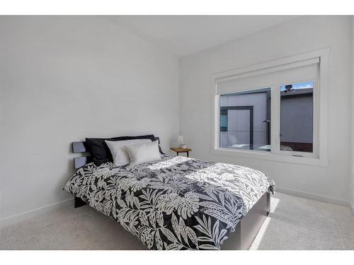 229 Greenbriar Common Nw, Calgary, AB - Indoor Photo Showing Bedroom