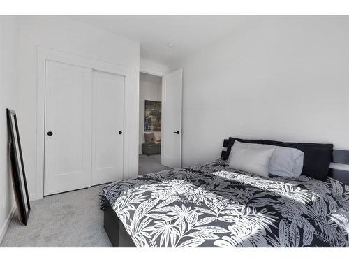 229 Greenbriar Common Nw, Calgary, AB - Indoor Photo Showing Bedroom