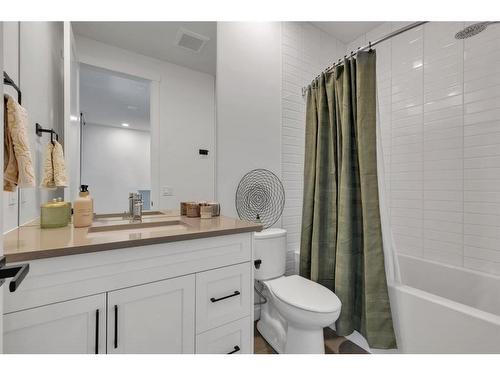 229 Greenbriar Common Nw, Calgary, AB - Indoor Photo Showing Bathroom