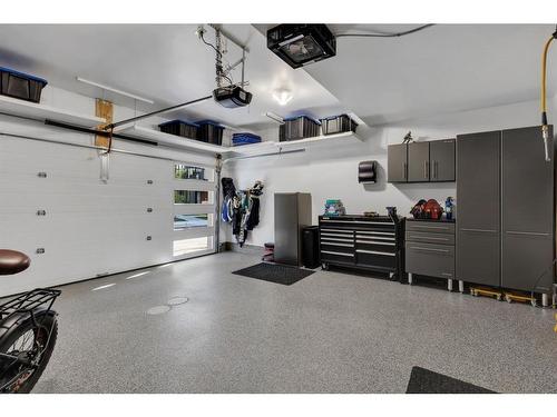 229 Greenbriar Common Nw, Calgary, AB - Indoor Photo Showing Garage