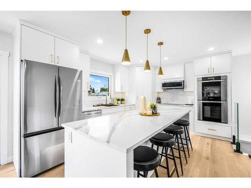 10604 Oakmoor Way Sw, Calgary, AB - Indoor Photo Showing Kitchen With Upgraded Kitchen