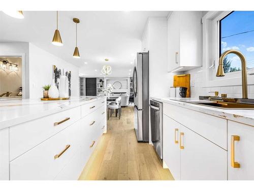 10604 Oakmoor Way Sw, Calgary, AB - Indoor Photo Showing Kitchen