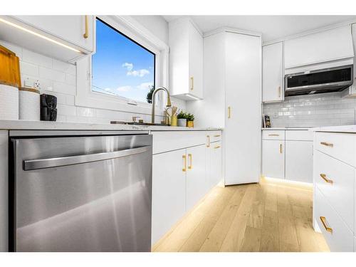 10604 Oakmoor Way Sw, Calgary, AB - Indoor Photo Showing Kitchen