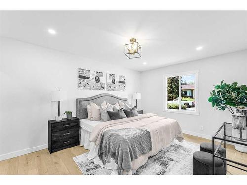 10604 Oakmoor Way Sw, Calgary, AB - Indoor Photo Showing Bedroom