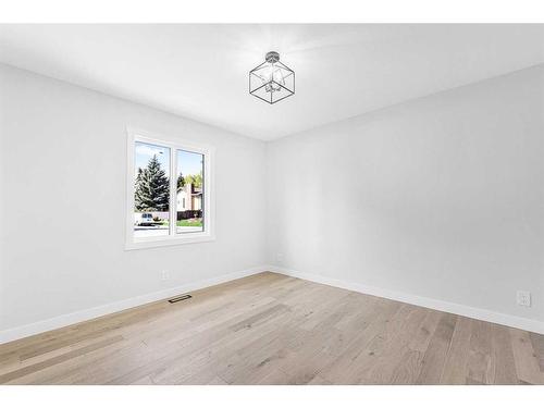 10604 Oakmoor Way Sw, Calgary, AB - Indoor Photo Showing Other Room