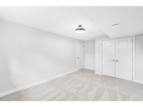 10604 Oakmoor Way Sw, Calgary, AB - Indoor Photo Showing Other Room