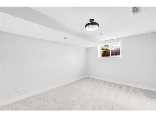 10604 Oakmoor Way Sw, Calgary, AB - Indoor Photo Showing Other Room