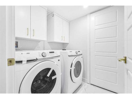 10604 Oakmoor Way Sw, Calgary, AB - Indoor Photo Showing Laundry Room