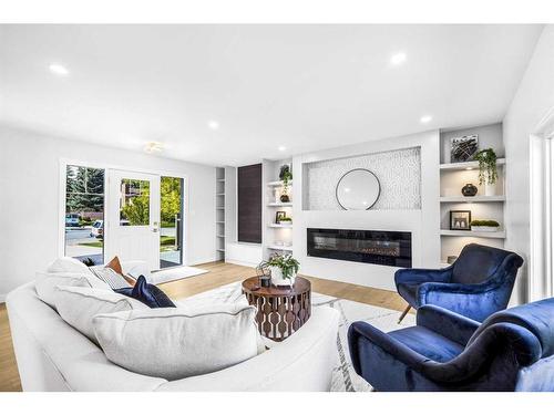 10604 Oakmoor Way Sw, Calgary, AB - Indoor Photo Showing Living Room With Fireplace