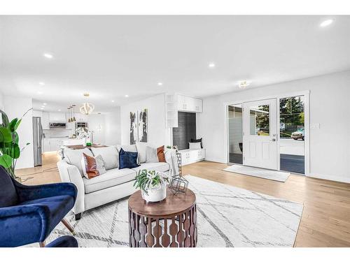 10604 Oakmoor Way Sw, Calgary, AB - Indoor Photo Showing Living Room