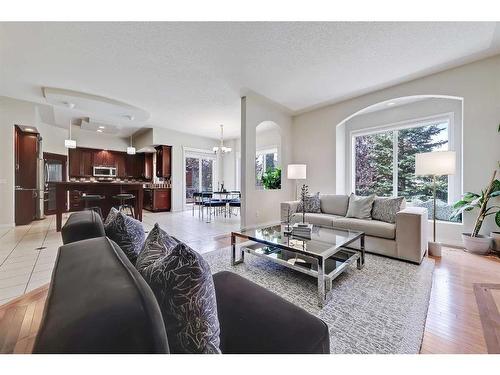 133 Tusslewood Heights Nw, Calgary, AB - Indoor Photo Showing Living Room