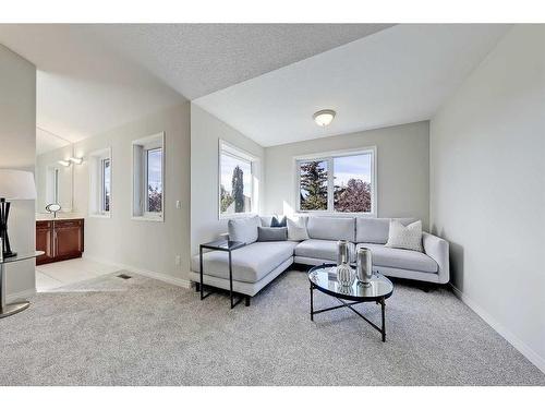 133 Tusslewood Heights Nw, Calgary, AB - Indoor Photo Showing Living Room