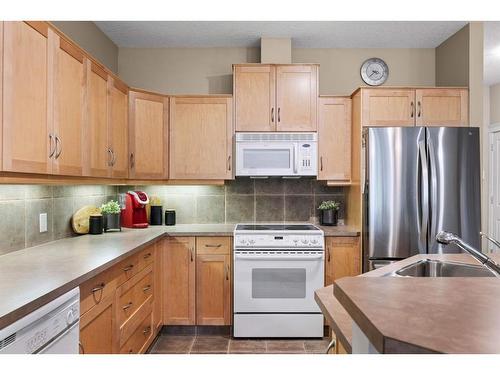 102-3 Aspen Glen, Canmore, AB - Indoor Photo Showing Kitchen