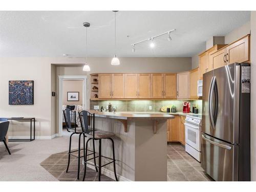 102-3 Aspen Glen, Canmore, AB - Indoor Photo Showing Kitchen