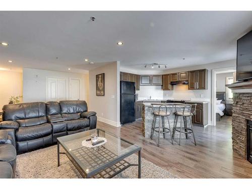 3101-3101 Valleyview Park Se, Calgary, AB - Indoor Photo Showing Living Room