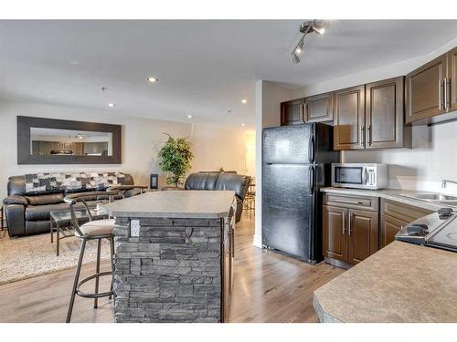 3101-3101 Valleyview Park Se, Calgary, AB - Indoor Photo Showing Kitchen