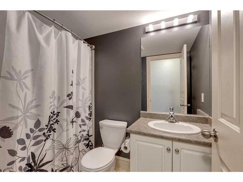 3101-3101 Valleyview Park Se, Calgary, AB - Indoor Photo Showing Bathroom