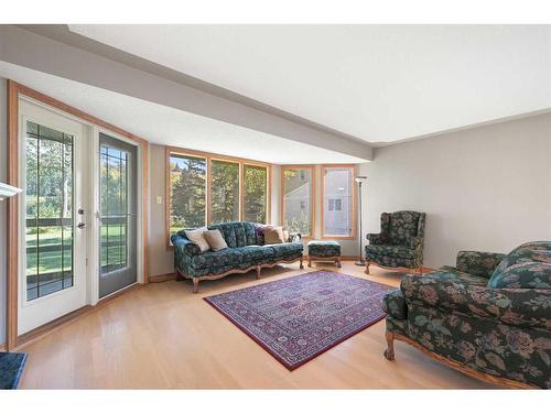 32 Bowbank Crescent Nw, Calgary, AB - Indoor Photo Showing Living Room