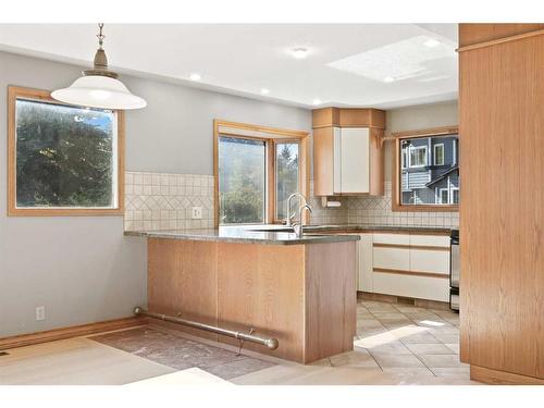 32 Bowbank Crescent Nw, Calgary, AB - Indoor Photo Showing Kitchen