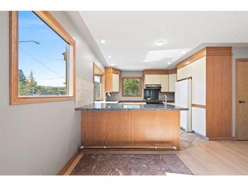 32 Bowbank Crescent Nw, Calgary, AB - Indoor Photo Showing Kitchen