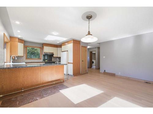 32 Bowbank Crescent Nw, Calgary, AB - Indoor Photo Showing Kitchen