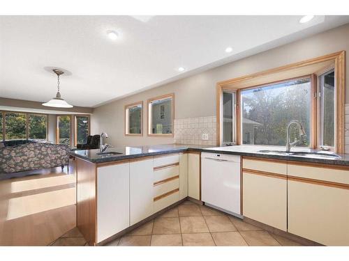 32 Bowbank Crescent Nw, Calgary, AB - Indoor Photo Showing Kitchen