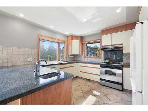 32 Bowbank Crescent Nw, Calgary, AB - Indoor Photo Showing Kitchen