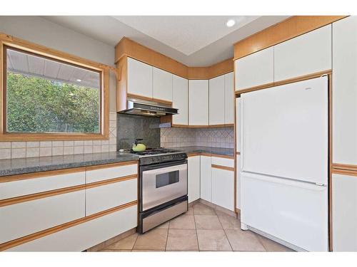 32 Bowbank Crescent Nw, Calgary, AB - Indoor Photo Showing Kitchen