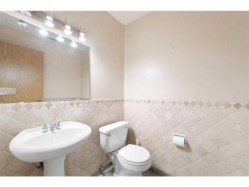 32 Bowbank Crescent Nw, Calgary, AB - Indoor Photo Showing Bathroom