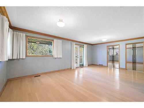 32 Bowbank Crescent Nw, Calgary, AB - Indoor Photo Showing Other Room