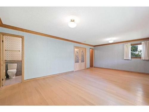 32 Bowbank Crescent Nw, Calgary, AB - Indoor Photo Showing Other Room