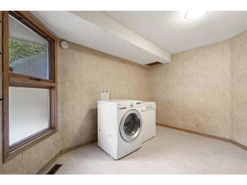 32 Bowbank Crescent Nw, Calgary, AB - Indoor Photo Showing Laundry Room