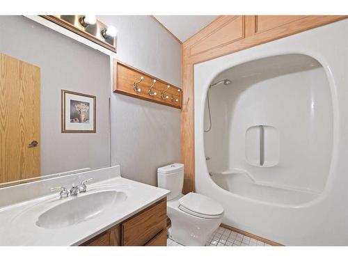 32 Bowbank Crescent Nw, Calgary, AB - Indoor Photo Showing Bathroom